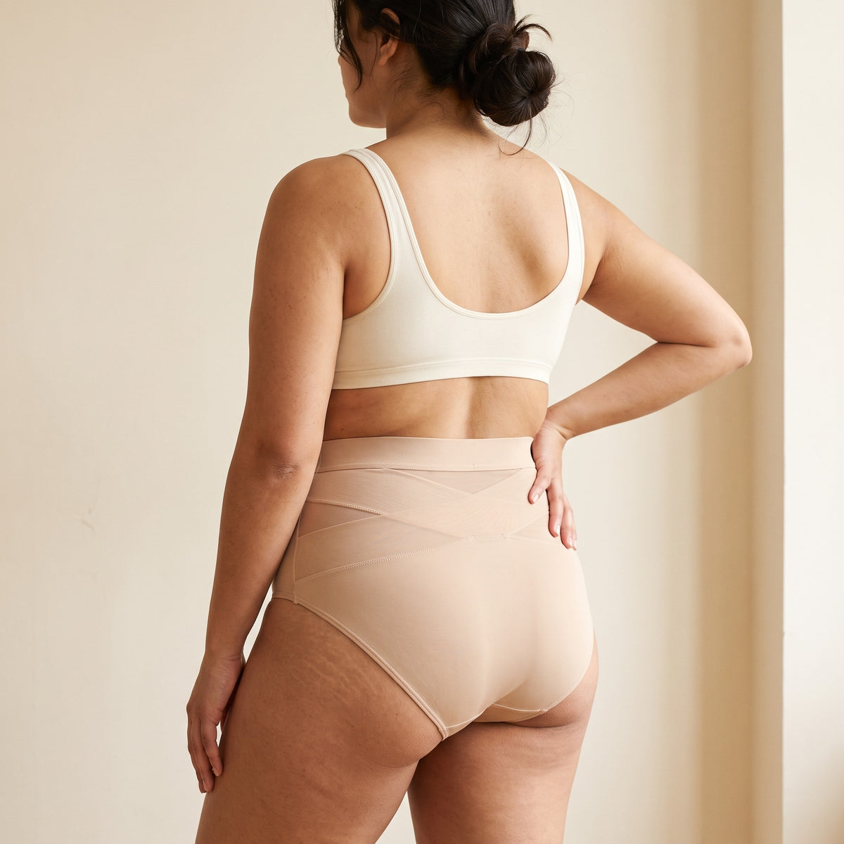 Back view of the high-waist shaping briefs: crossed bands at the back and full coverage
